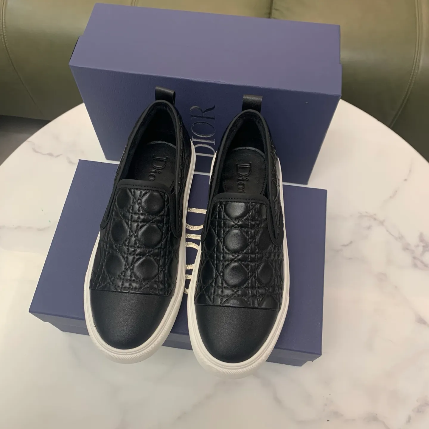 Men's men's shoes 💰400 [New style] 🧁🧁 Dior (velvet lining and leather lining are preferred when ordering) D's new product is on the market, full first-layer calfskin with embroidered classic diamond pattern D's craftsmanship, high-end and classy, ​​comfortable on the feet, versatile to wear, full of three-dimensional sense, available in 4 colors: black, coffee, gray and khaki, size: 39-44 (45 can be customized, cannot be returned)